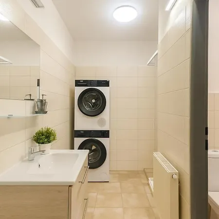 Apartamento Ideal For Big Groups, Modern 14 Guest Near Prague Rakovník